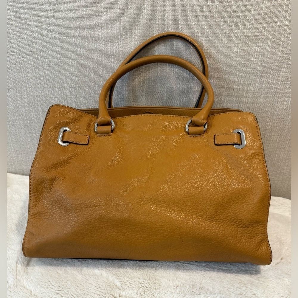 Michael Kors Hamilton Leather Satchel – Classic Elegance Meets Everyday Function - Picture 2 of 10